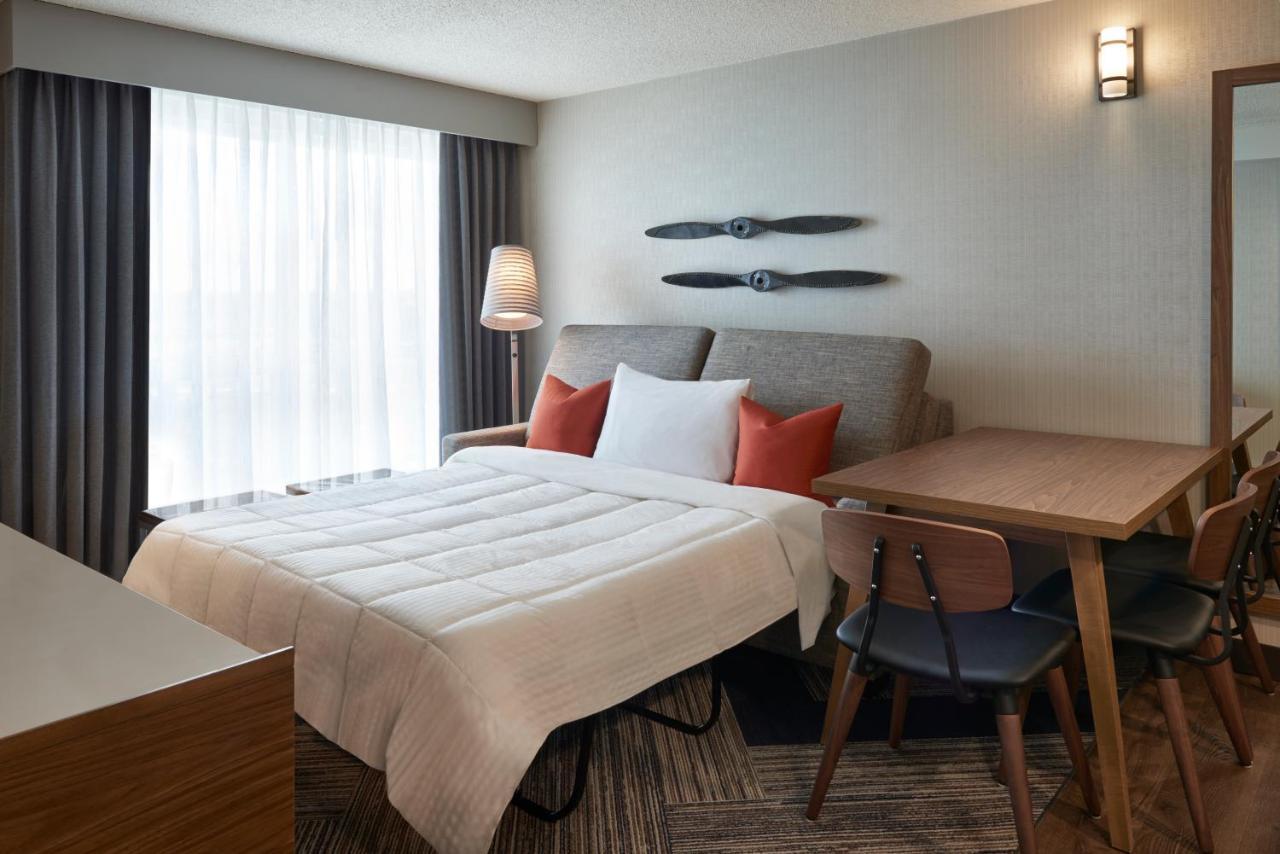 โฟร์ พอยต์ บาย เชอราตัน โทรอนโตแอร์พอร์ต อีสต์ Hotel โตรอนโต ภายนอก รูปภาพ